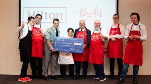 Lavoro inclusione Hilton PizzAut. Al centro la neo assunta Chiara