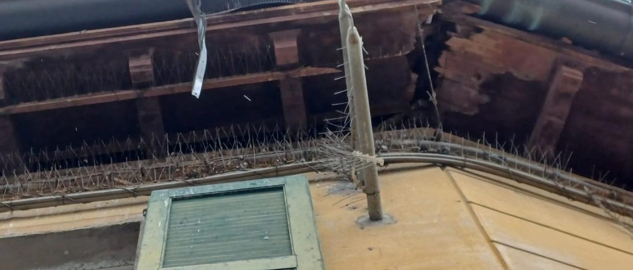 A Lesmo caduti al suolo cornicione, parte del tetto e delle tegole di un edificio privato. L'area è stata messa in sicurezza