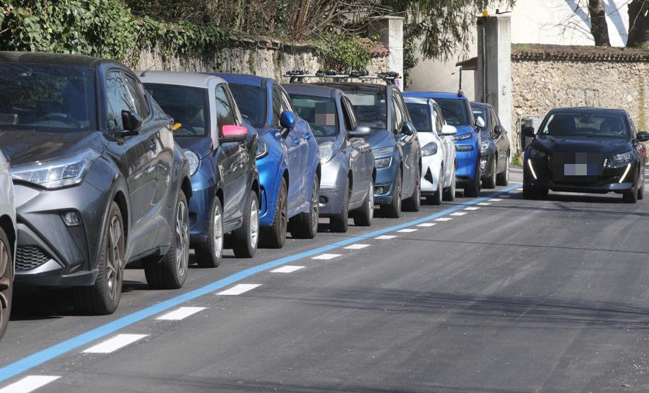 Monza, le strisce blu in via Boccaccio - foto Radaelli