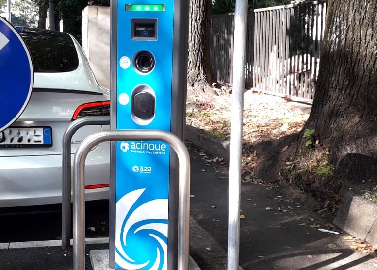 Una colonnina per la ricarica di veicoli elettrici di Acinque a Monza