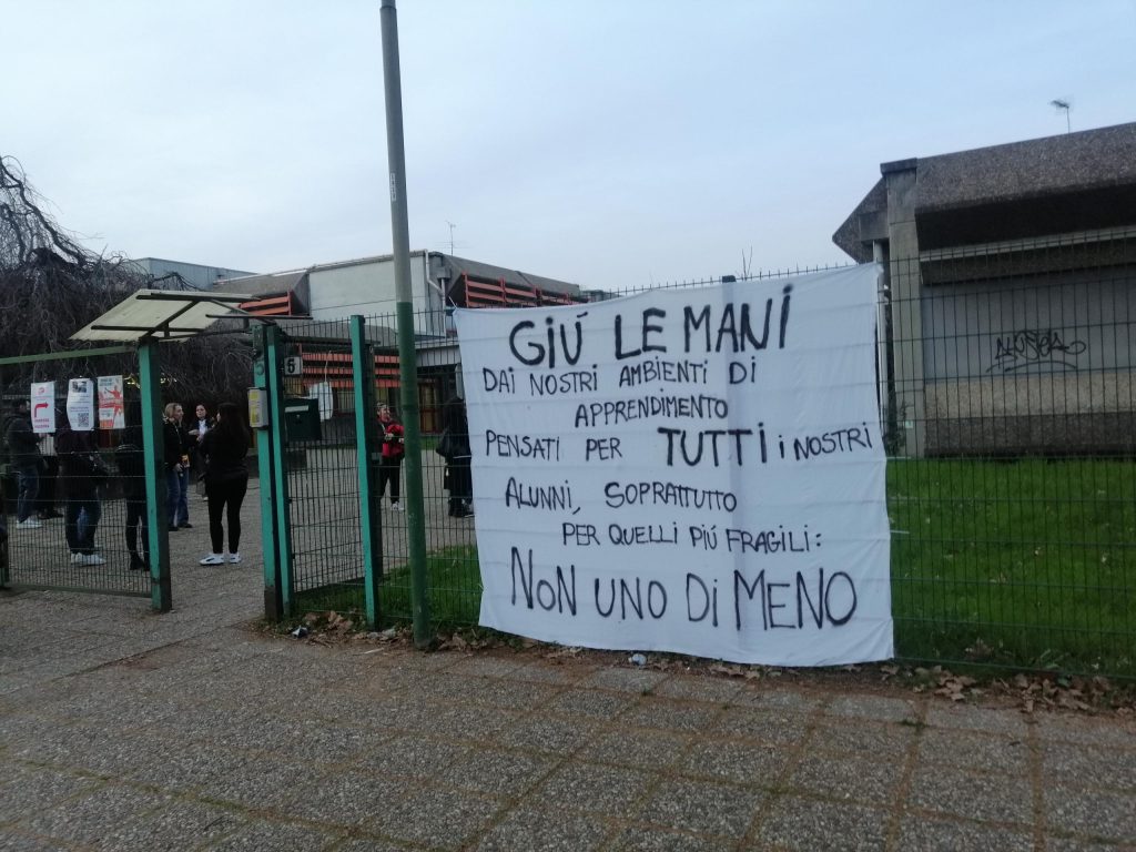 Nova Milanese striscioni alunni