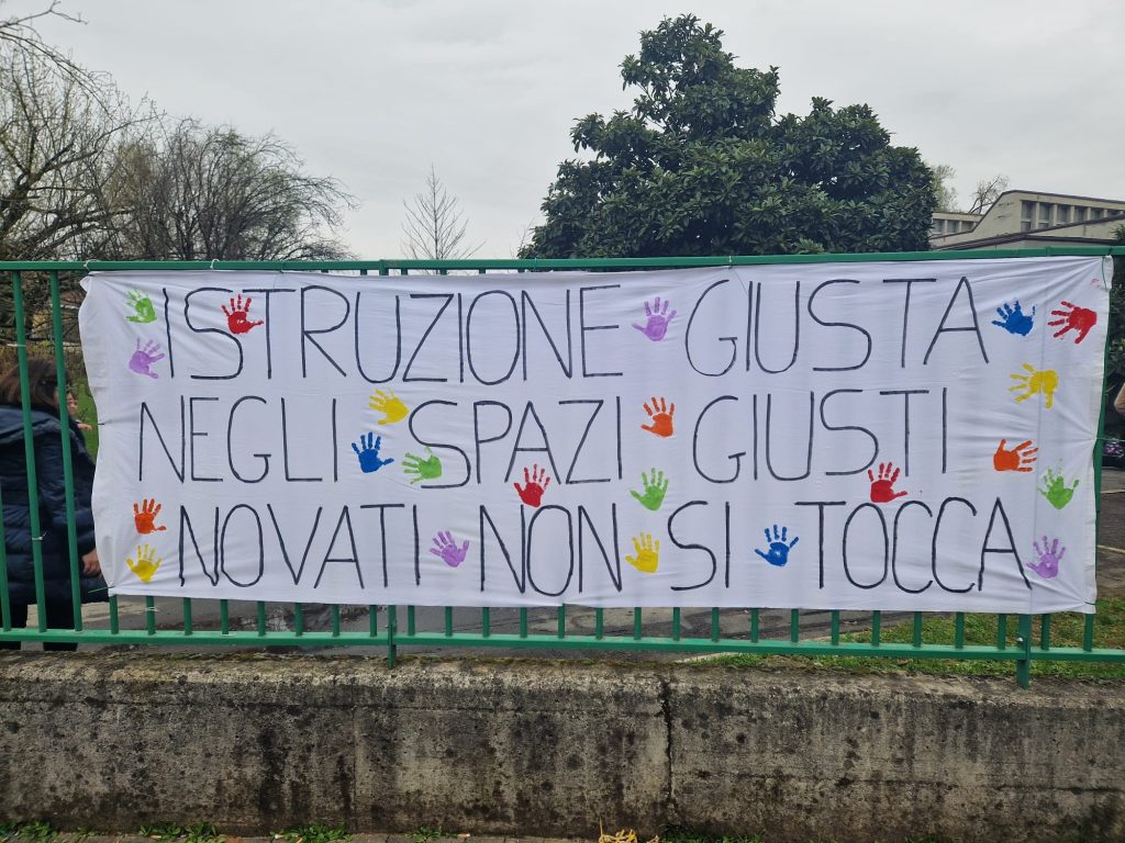 Nova Milanese striscioni istruzione