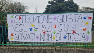 Nova Milanese striscioni istruzione