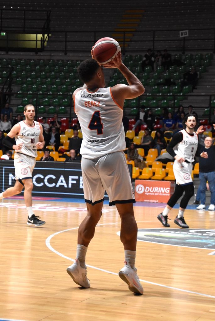 Basket Serie B naz Rimadesio azione Perez - foto Luca Brioschi/Rimadesio