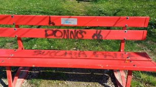 La panchina rossa nel parco Wojtyla a Seregno è stata imbratta con una scritta infamante contro le donne