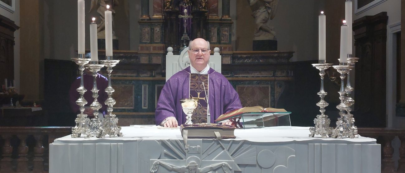 Monsignor Michele Elli ha celebrato una santa Messa a Seregno e parlato del caso di don Samuele Marelli