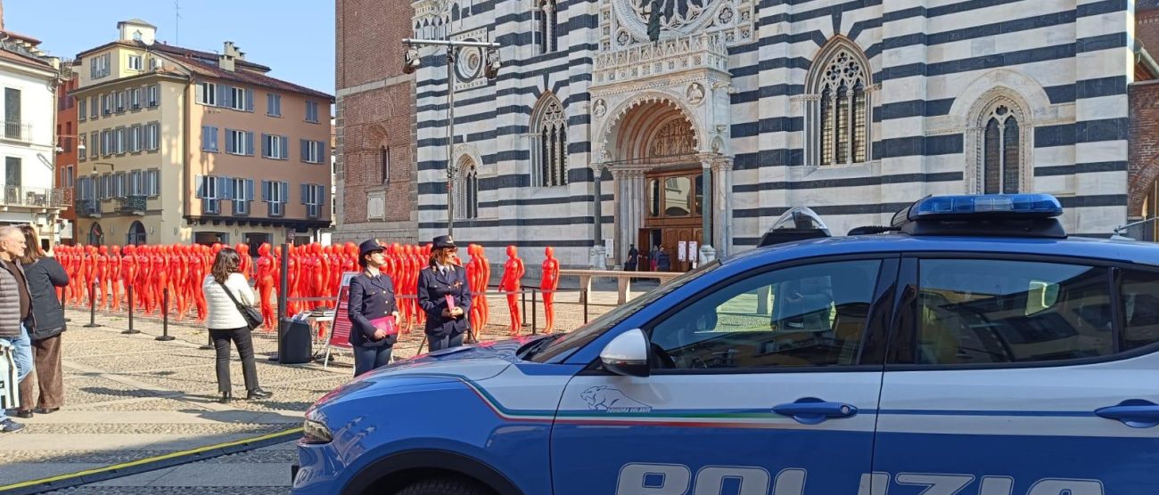 Violenza contro le donne: agenti di Polizia in piazza Duomo a Monza