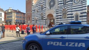 Violenza contro le donne: agenti di Polizia in piazza Duomo a Monza