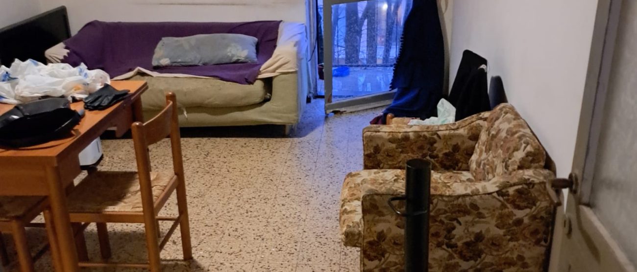 Gli arredi trovati nell'appartamento di Monza occupato abusivamente