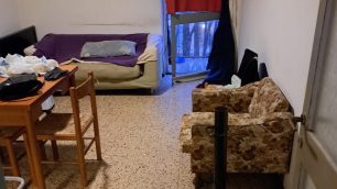 Gli arredi trovati nell'appartamento di Monza occupato abusivamente