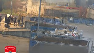 L'intervento della polizia locale nella piattaforma ecologica di Monza
