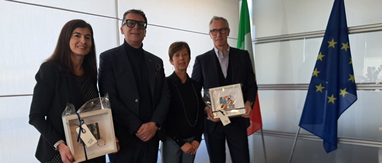 Facciavista consegna quadretti nella sede banca Akros