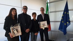 Facciavista consegna quadretti nella sede banca Akros