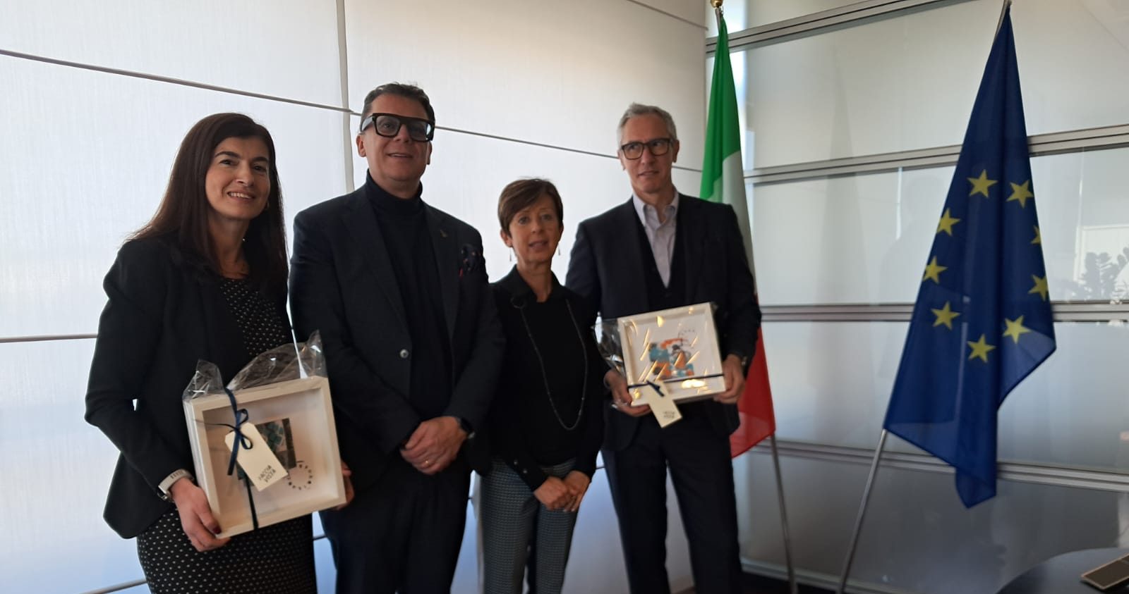 Facciavista consegna quadretti nella sede banca Akros