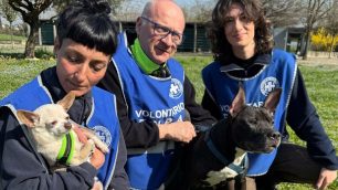 Grazia e Rago con i volontari Enpa di Monza