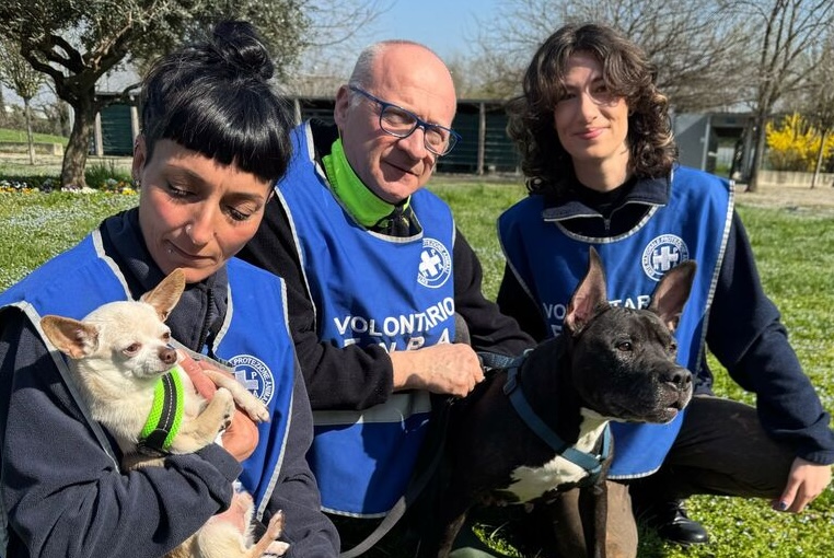 Grazia e Rago con i volontari Enpa di Monza