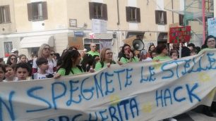 La manifestazione contro lo spostamento della scuola a Nova