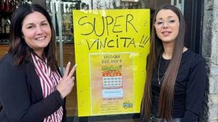 Nova Milanese vincita La titolare Francesca Grigoletto con la dipendente Francesca all'esterno del Bar Tabaccheria di via Assunta