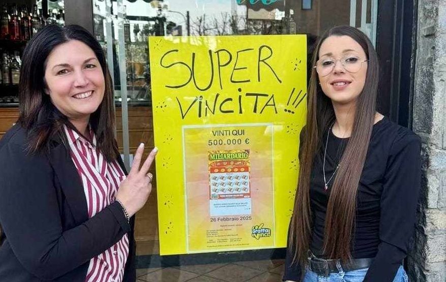 Nova Milanese vincita La titolare Francesca Grigoletto con la dipendente Francesca all'esterno del Bar Tabaccheria di via Assunta