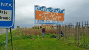 Cartelloni pubblicitari abusivi a Monza