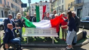 Monza panchina bianca piazza Garibaldi
