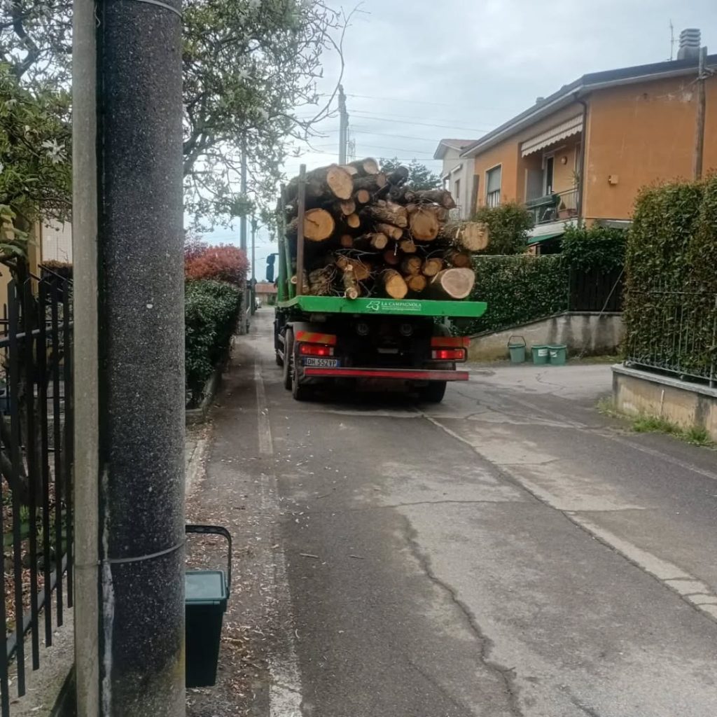 Arcore trattori via Del Roccolo Pedemontana - foto da Facebook
