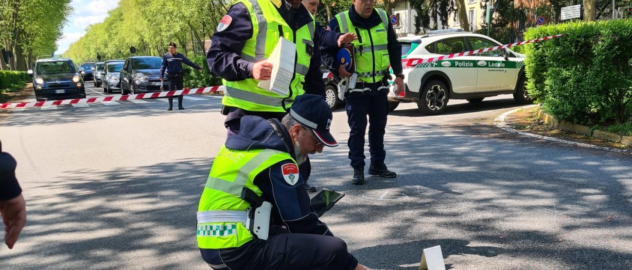 Monza incidente ciclista investito Villa Reale i rilievi della polizia locale - foto Comune di Monza
