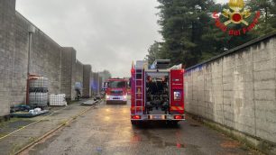 I vigili del fuoco a Macherio per l'incendio che ha interessato una azienda di tessitura