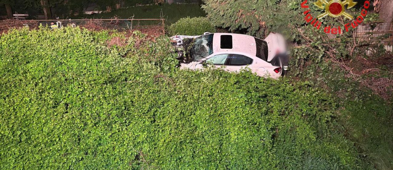 L'auto finita fuori strada sulla Milano Meda