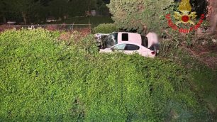 L'auto finita fuori strada sulla Milano Meda