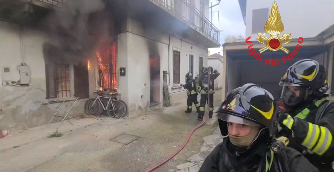 Le fiamme nell'appartamento di Seregno