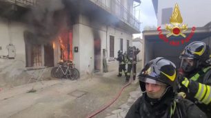 Le fiamme nell'appartamento di Seregno