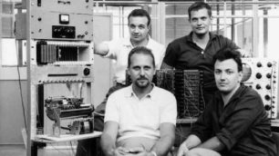 Pier Giorgio Perotto, con Giovanni De Sandre (seduto a destra), Gastone Garziera e Giancarlo Toppi con il prototipo di Olivetti Programma 101 (Archivio Olivetti)