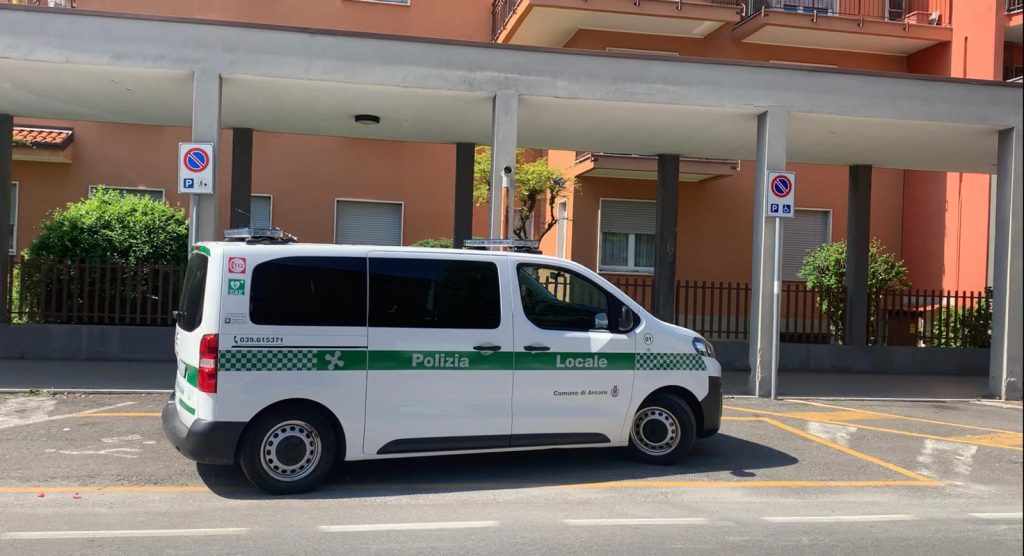 Arcore la polizia locale intervenuta in via Gilera
