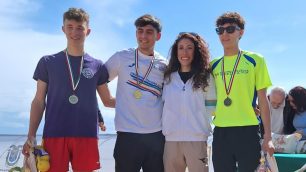 Atletica Rebosio 1° a sinistra con Di Sabato Giuseppe Campione italiano e Coppola Alessio insieme a Antonella Palmisano