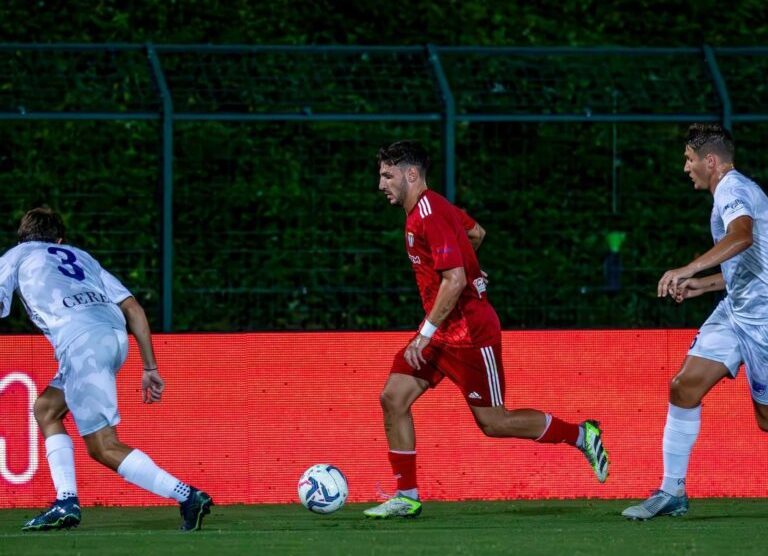 Calcio Eccellenza Calmi Samuele Meda maglia rossa