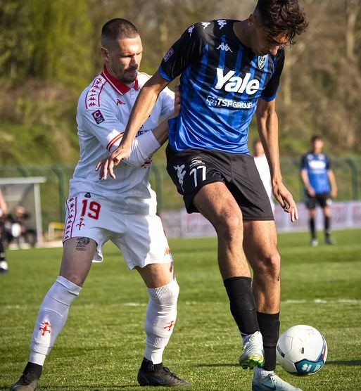 Calcio Renate l'attaccante De Leo contrastato da Silvestri