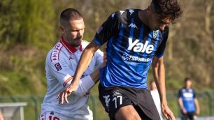 Calcio Renate l'attaccante De Leo contrastato da Silvestri