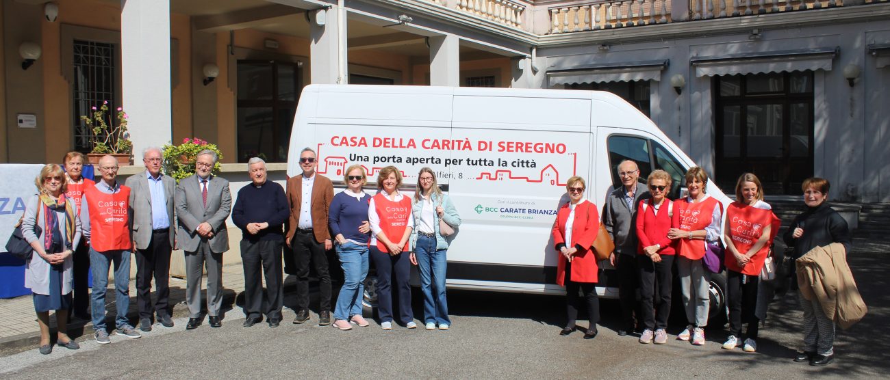 Seregno la Bcc di Carate dona un furgone alla Casa della Carità