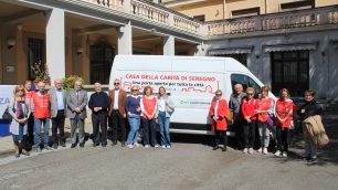 Seregno la Bcc di Carate dona un furgone alla Casa della Carità