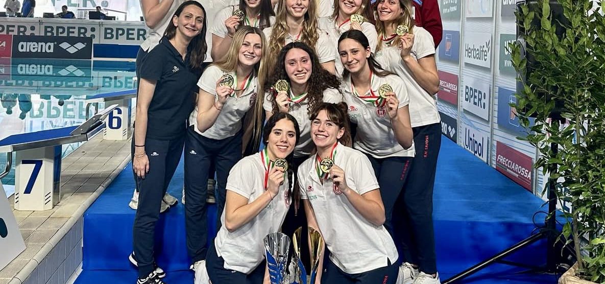 Sala Federica (a sinistra in tuta blu) con la Rari Nantes Campione 2025
