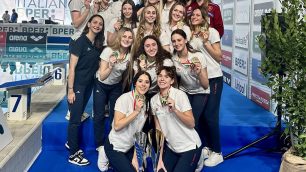 Sala Federica (a sinistra in tuta blu) con la Rari Nantes Campione 2025