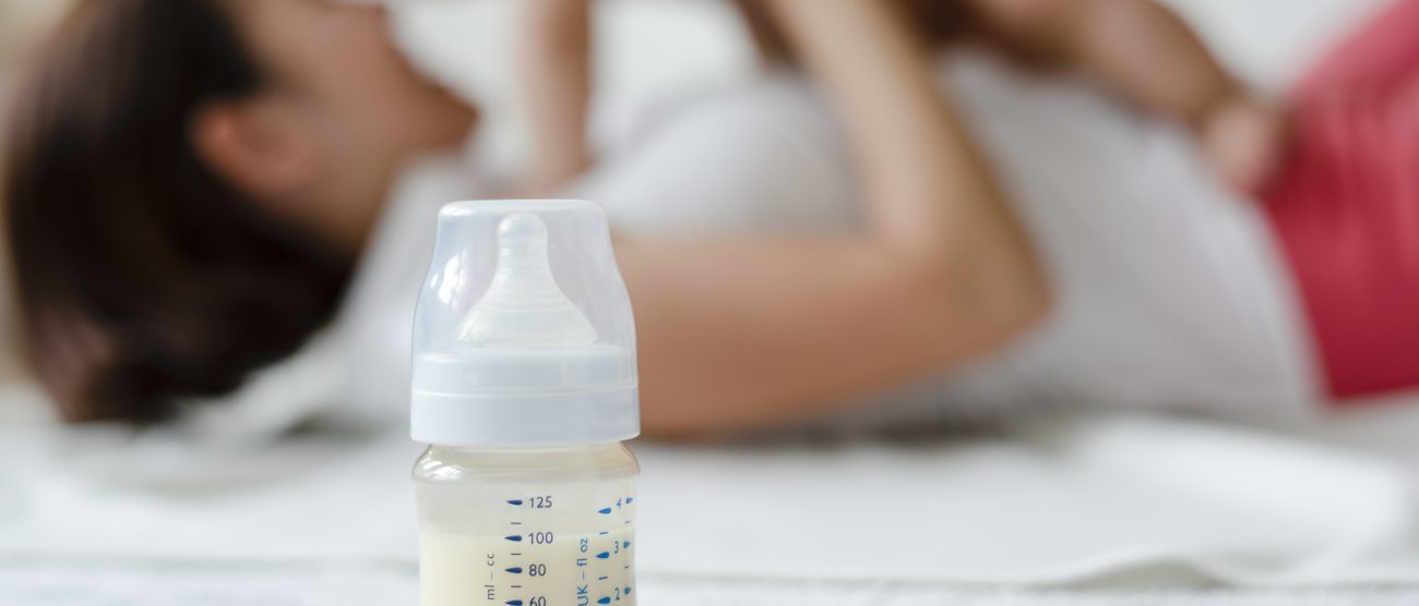 Neonato biberon latte - foto Rawpixel/Freepik