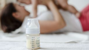 Neonato biberon latte - foto Rawpixel/Freepik