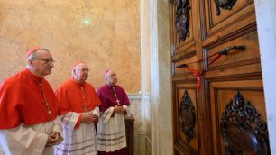 Papa Francesco i sigilli agli appartamenti del Palazzo Apostolico e Santa Marta - foto Vatican News su Twitter