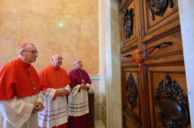 Papa Francesco i sigilli agli appartamenti del Palazzo Apostolico e Santa Marta - foto Vatican News su Twitter