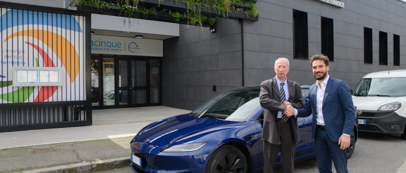 La consegna della Tesla al vincitore del concorso Acinque