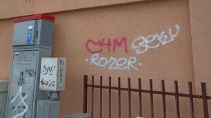I graffiti comparsi a San Giuseppe a Brugherio