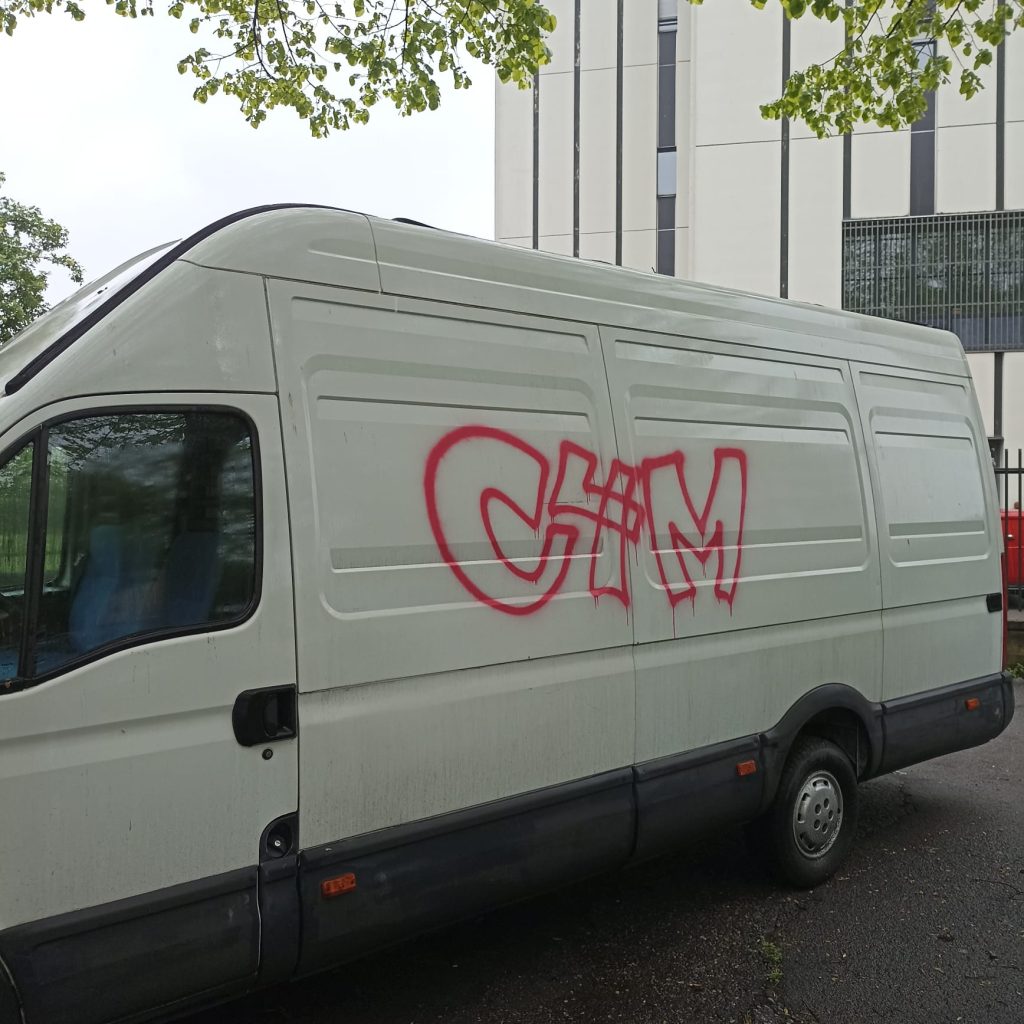 I graffiti comparsi a San Giuseppe a Brugherio
