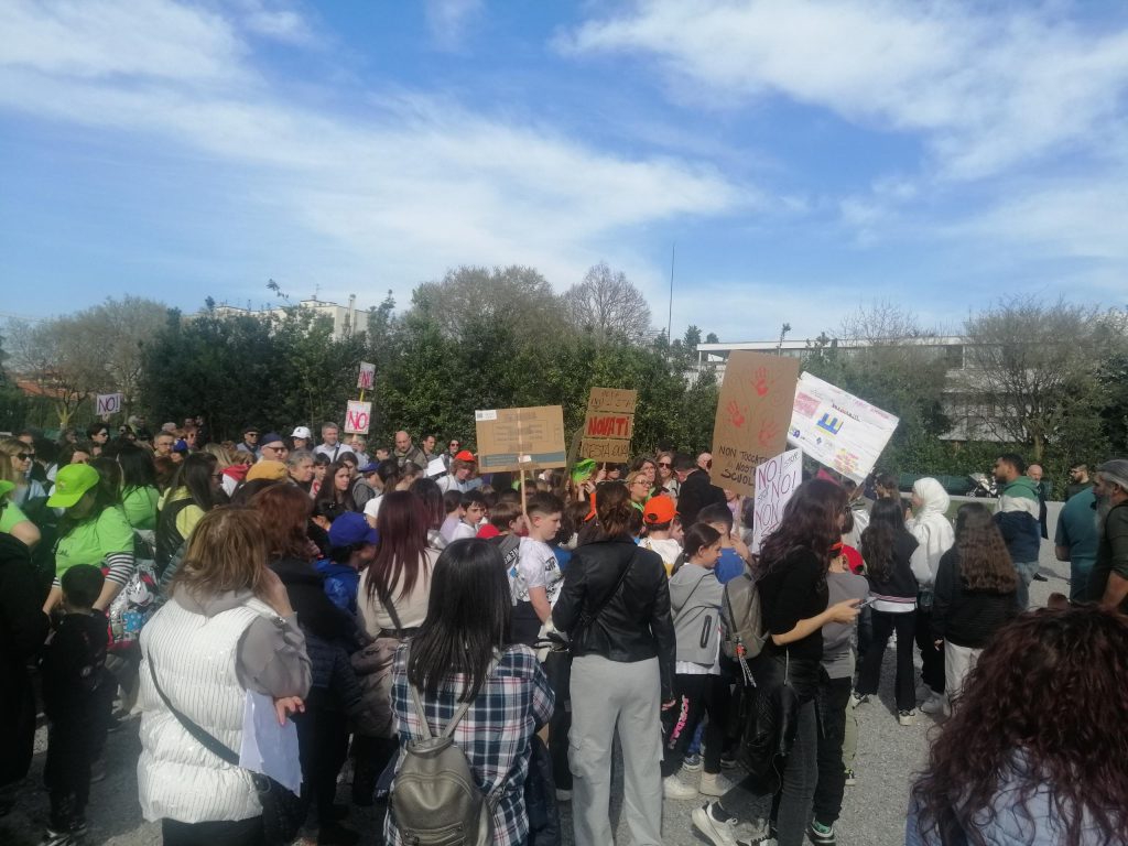 Nova Milanese il corteo contro spostamento classi liceo King